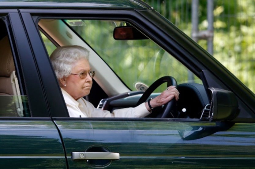 Хатан хаан II Елизабетагийн Range Rover машиныг дуудлагаар худалдана